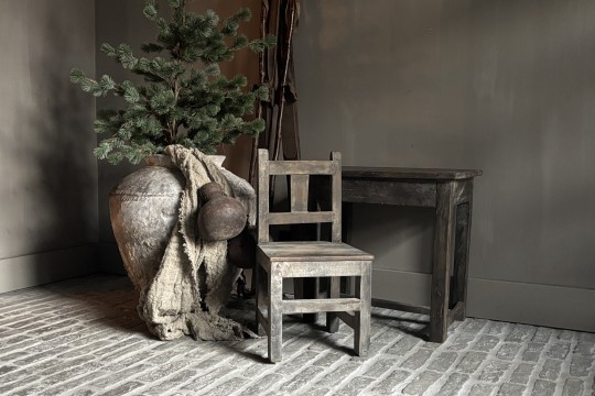 Oud houten kinderstoeltje met tafeltje set